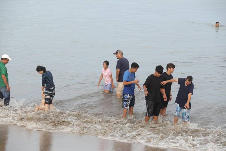 En Mazatlán, salvavidas reiteran llamado a no introducirse al mar de noche; no hay condiciones, alertan