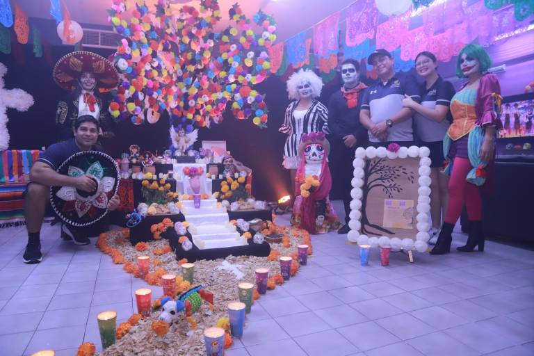 Colaboradores del Grupo El Cid recuerdan a sus difuntos entre altares y calaveritas