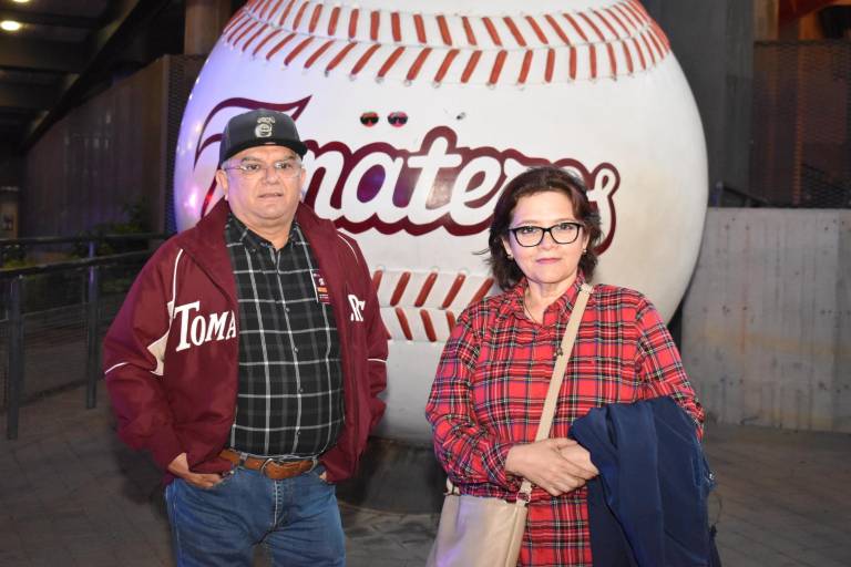 Viven sinaloenses emocionante juego en el estadio Tomateros