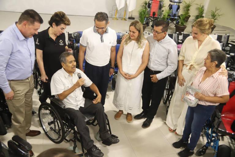 Entregan apoyos funcionales y auxiliares auditivos a beneficiarios del sur de Sinaloa