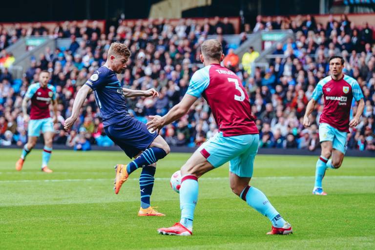 Manchester City se aferra a la cima de la Premier League