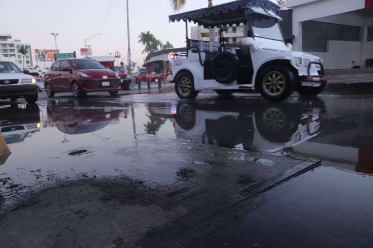 Turistas del puente revolucionario se topan con aguas negras en la Zona Dorada de Mazatlán