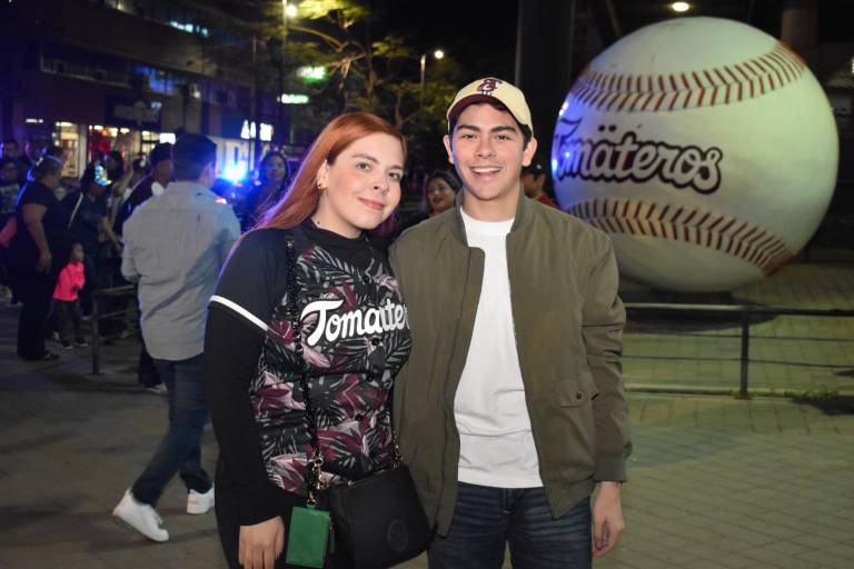 Viven sinaloenses emocionante juego en el estadio Tomateros