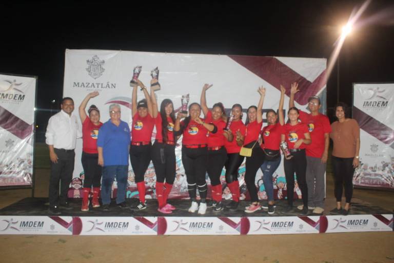 Premian a lo mejor de la Liga Municipal de Softbol Femenil