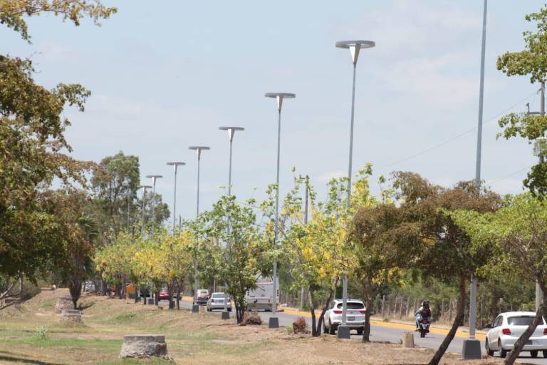 En un espacio de 17 cuadras, instalan 198 lámparas led en la Canseco, en Mazatlán