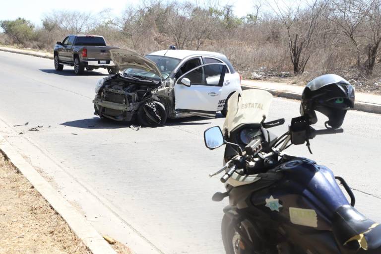 Automóvil choca contra luminaria en Mazatlán; conductora resulta ilesa