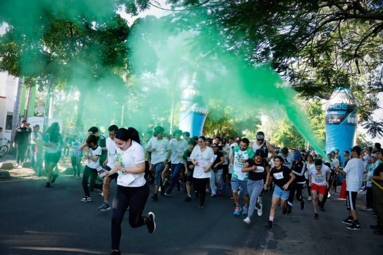 Diez mil personas se pintan de verde en carrera del Cobaes