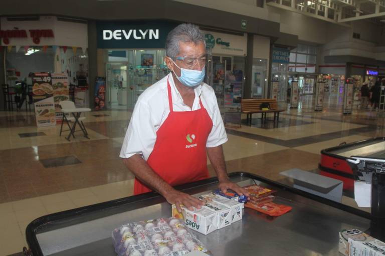 Poco a poco, adultos mayores regresan a trabajar como paqueteros en Mazatlán