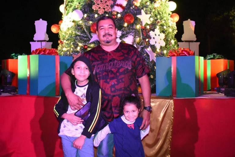 Disfrutan chicos y grandes del Encendido del Árbol de la Navidad