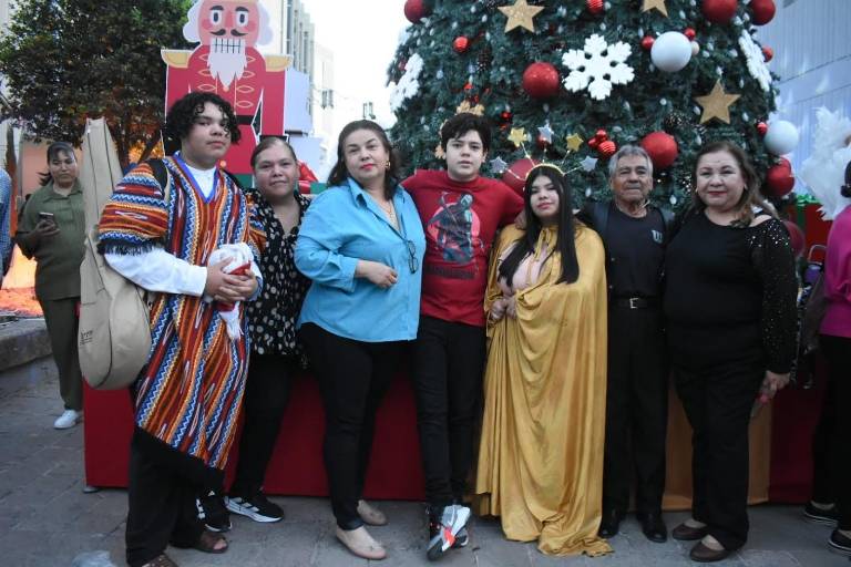 Disfrutan chicos y grandes del Encendido del Árbol de la Navidad