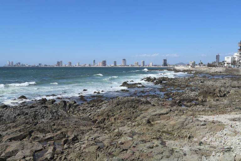Alertan a bañistas en Mazatlán por incremento del oleaje