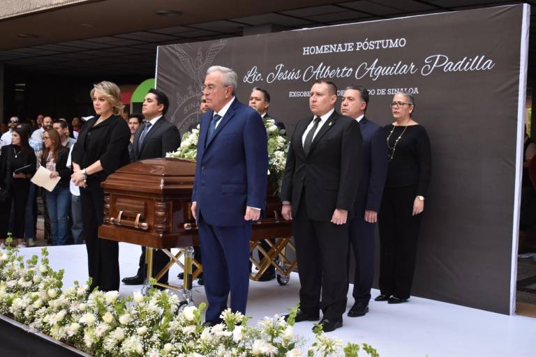 Con homenaje de cuerpo presente, Gobierno de Sinaloa despide a Aguilar Padilla