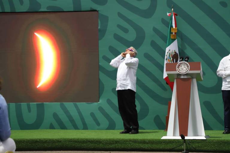 ‘Es un privilegio vivir para contarlo’: AMLO tras presenciar el eclipse en Mazatlán