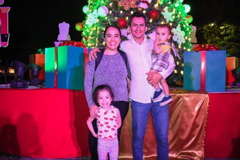 Disfrutan chicos y grandes del Encendido del Árbol de la Navidad