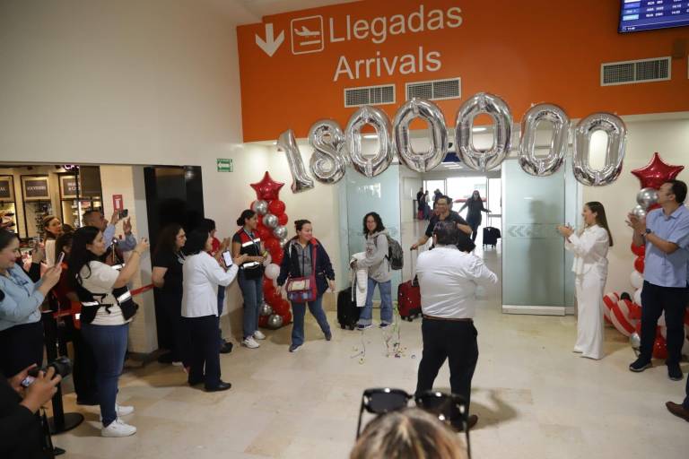 Con gran fiesta reciben en el Aeropuerto de Mazatlán a la pasajera 1 millón 800 mil