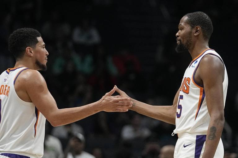 Kevin Durant regresa a las duelas y es factor en el triunfo de los Suns