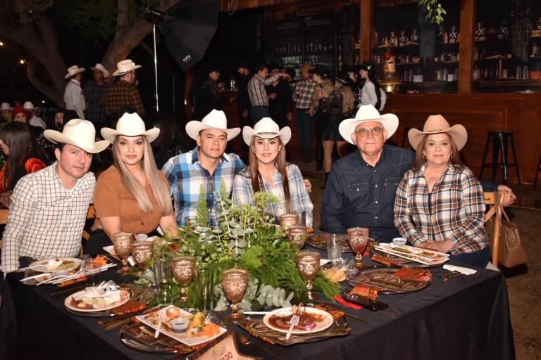 Celebra Aneudi Rendón su cumpleaños con una fiesta texana