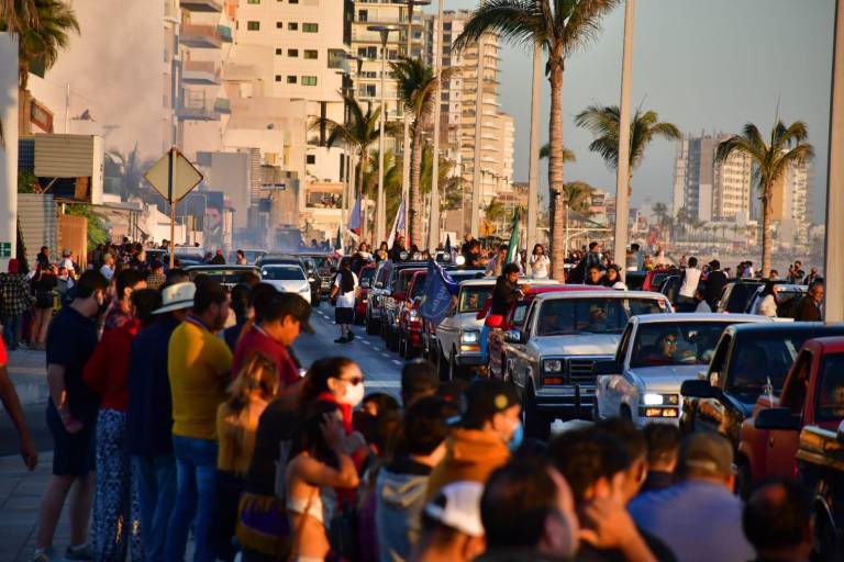 Semana de la Troca: Cientos de camionetas recorren el malecón de Mazatlán