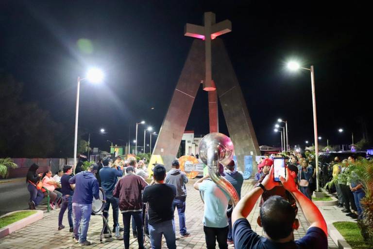 Con ‘Las mañanitas’ y procesión, elotenses celebran a la Santa Cruz