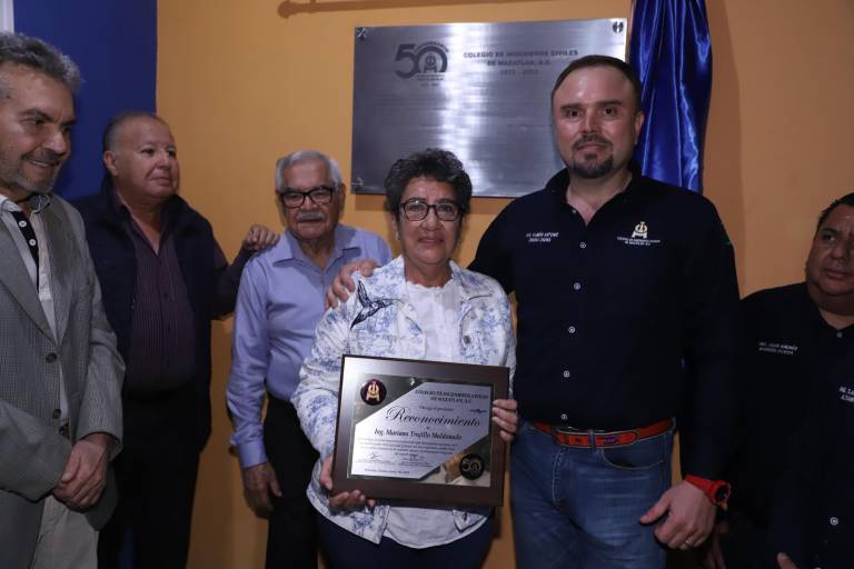 Ingenieros Civiles de Mazatlán devela placa conmemorativa
