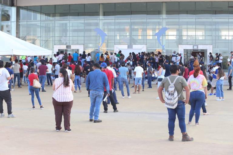 Con largas filas inicia último día de vacunación para jóvenes de 18 a 29 años en Mazatlán