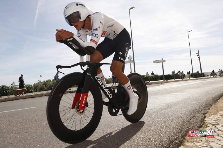 Mexicano Isaac del Toro acaricia el podio en la Vuelta a Algarve