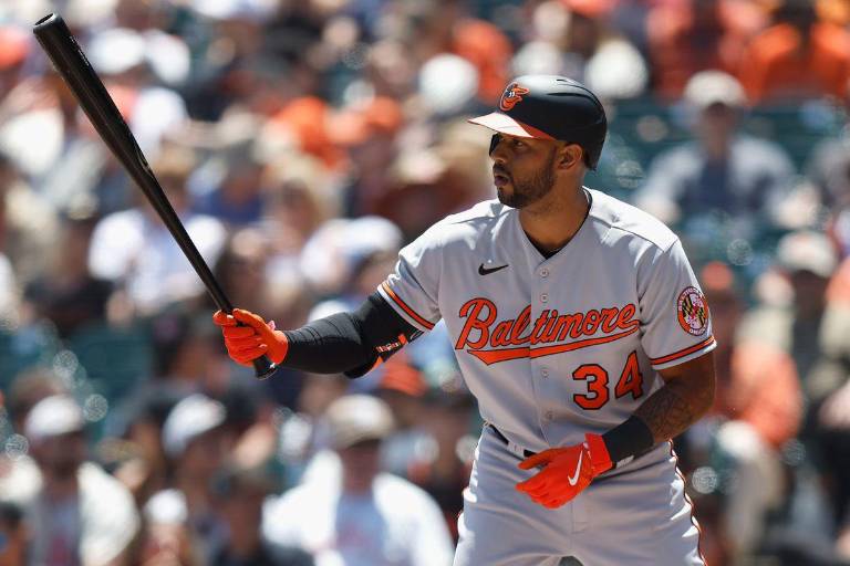 Angelinos llegan a un acuerdo con el jardinero Aaron Hicks
