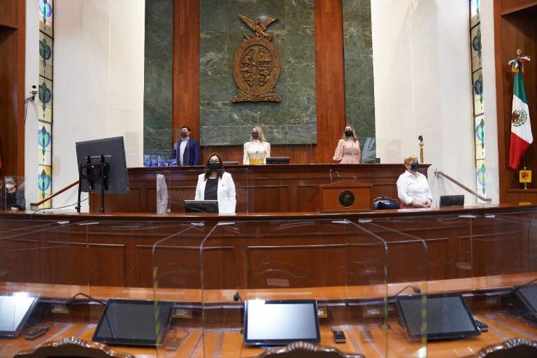 Con un minuto de silencio y el llamado de justicia, condena Congreso asesinato de morenistas en Sinaloa municipio