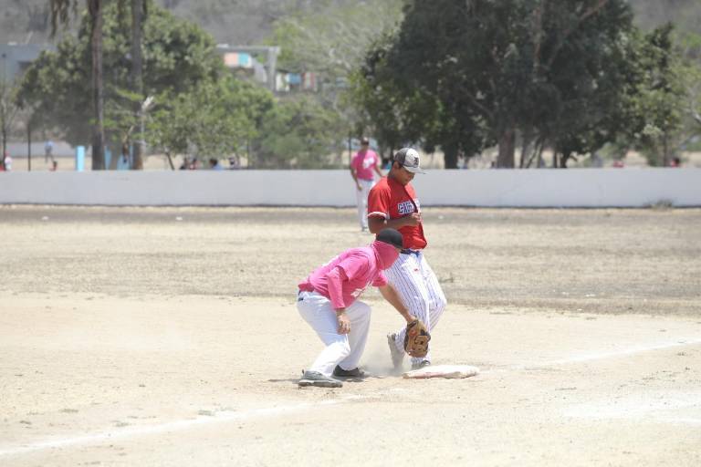Las Locas de Nico apalean a Las Higueras en el beisbol Libre del Chololos
