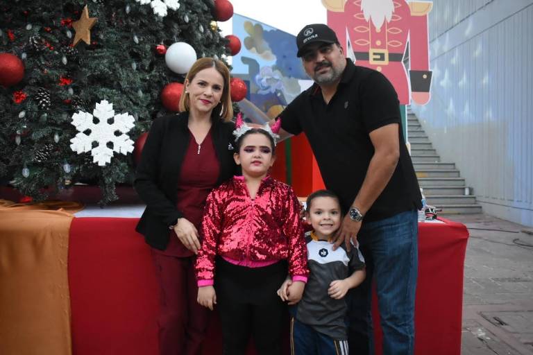 Disfrutan chicos y grandes del Encendido del Árbol de la Navidad