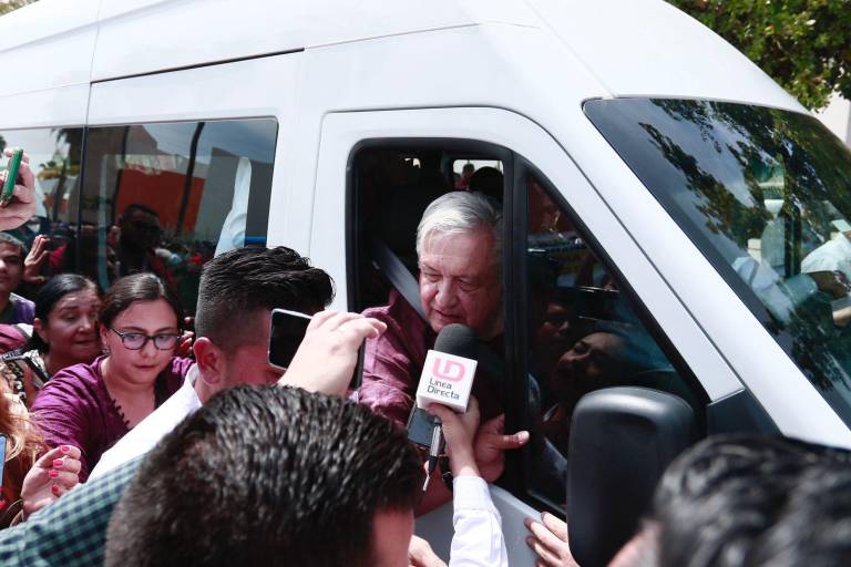En medio de porras y protestas, llega AMLO a evento en Culiacán