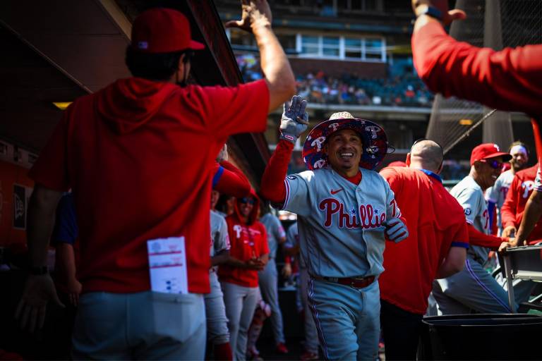 Rhys Hoskins y Ronald Torreyes guiaron a Filis en la Bahía