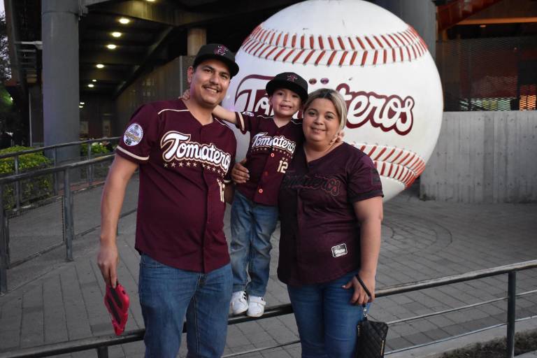Viven sinaloenses emocionante juego en el estadio Tomateros