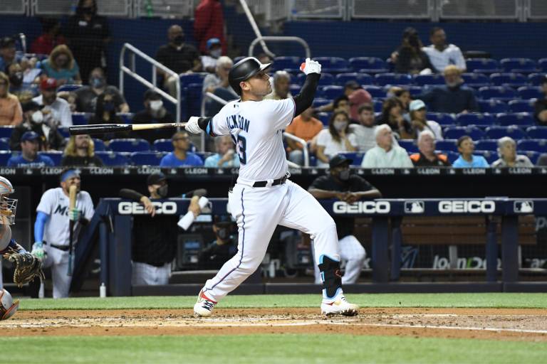 Marlins le propina duro revés a Mets en Miami