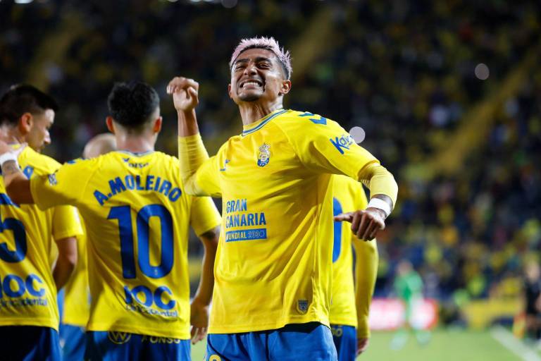 Mexicano Julián Araujo es sancionado cuatro partidos tras expulsión