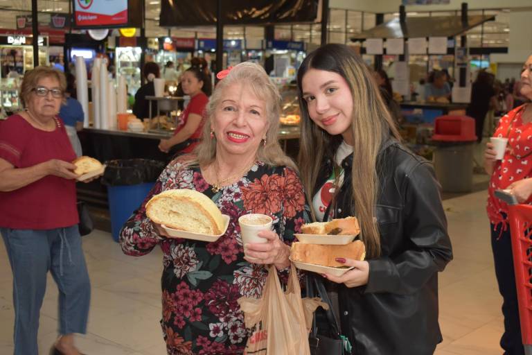 Degustan clientes de Grupo Ley su tradicional Rosca de Reyes