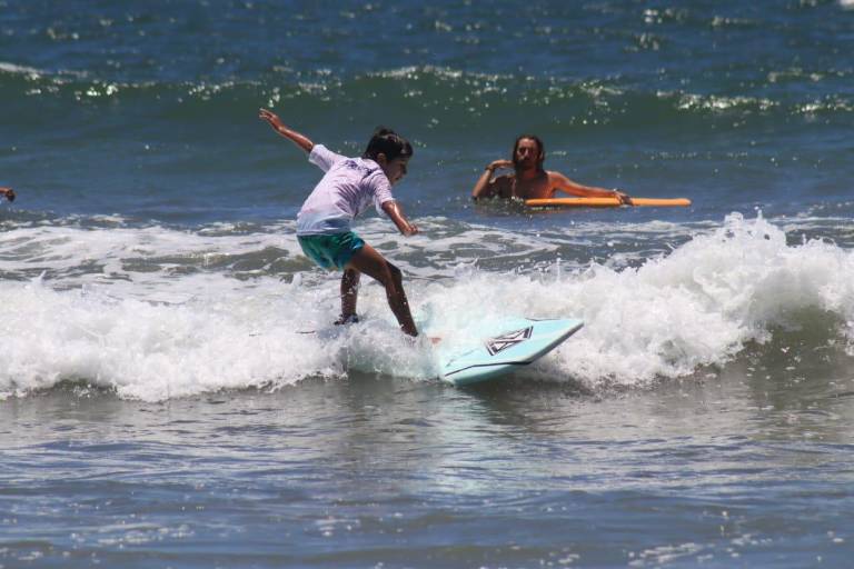 Celebran el Día del Niño entre olas y mucha diversión