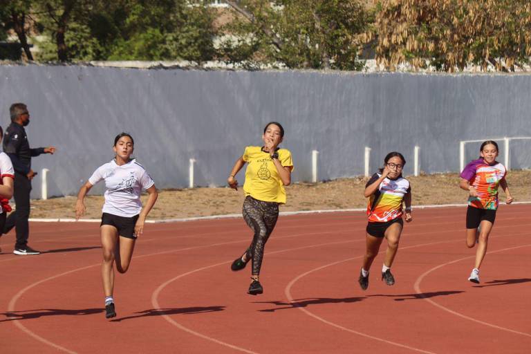 Velocistas ‘sacan chispas’ a la pista en la segunda fecha del Serial de Atletismo Imdem