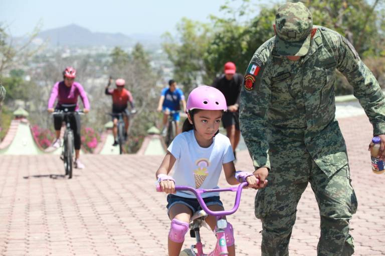 Recorren ciclistas instalaciones de Tercera Región Militar