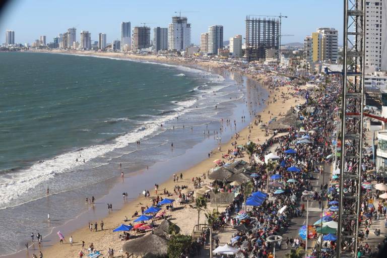#Galería | Malecón de Mazatlán se muestra abarrotado y listo para que inicie la algarabía del desfile