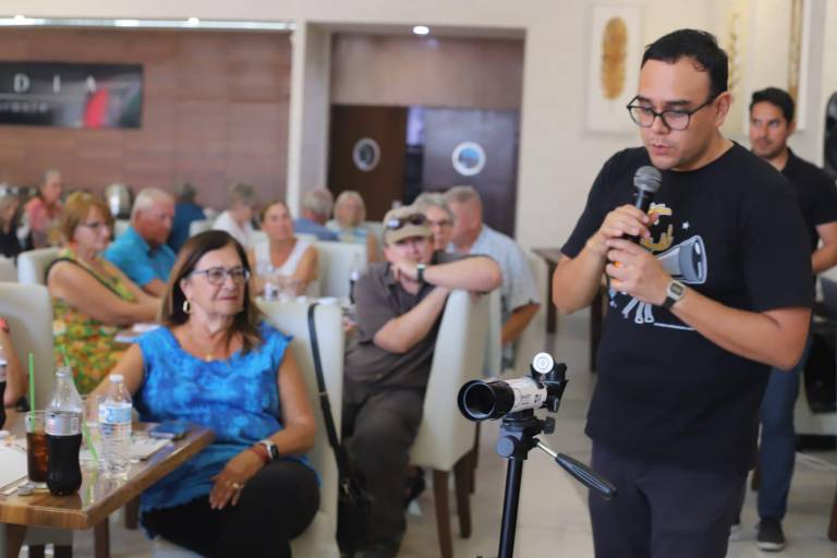 Promueven ante extranjeros observación segura del eclipse en Mazatlán