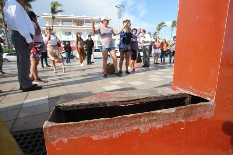 Letras de Mazatlán en el malecón lucen con deterioro