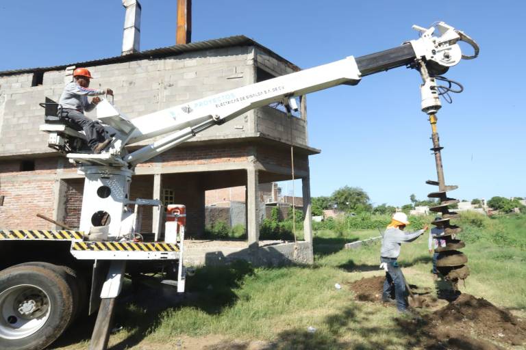 Introducen sistema de electrificación en la colonia Presas del Valle, al norte de Mazatlán