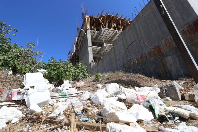 En Mazatlán, constructoras dejan poliestireno y basura en Playa Brujas, material nocivo para la flora y fauna