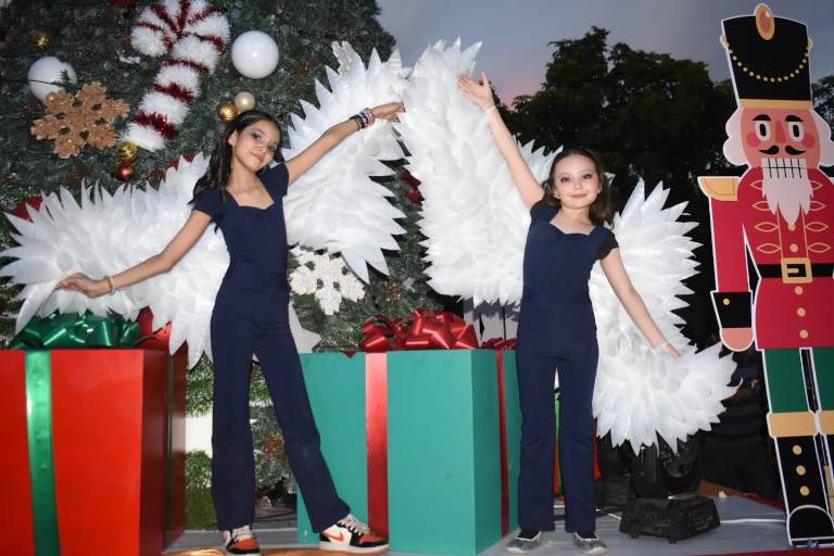 Disfrutan chicos y grandes del Encendido del Árbol de la Navidad