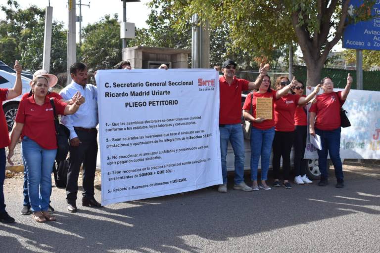 Miembros del SNTE 53 también esperan a AMLO con reclamos
