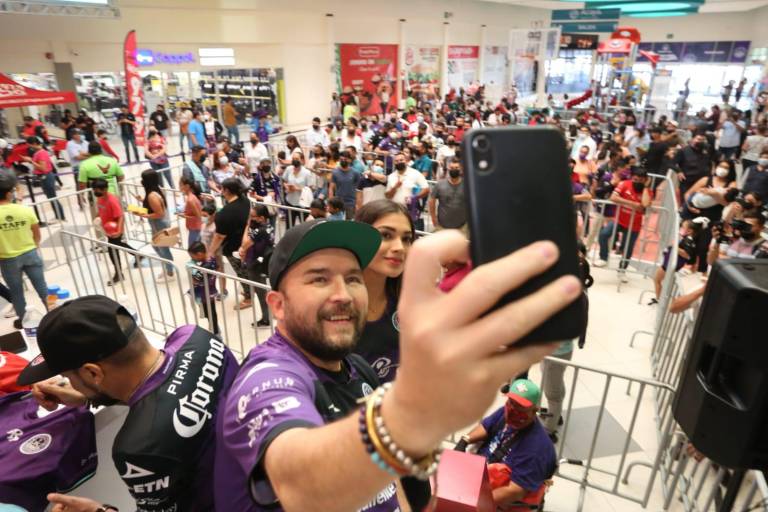 Futbolistas de Mazatlán FC comparten experiencia con afición