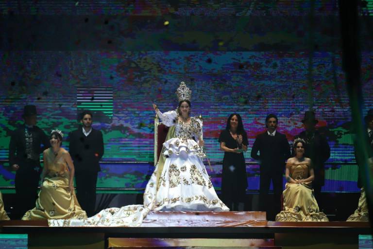 Uma I es coronada Reina de los Juegos Florales del Carnaval de Mazatlán