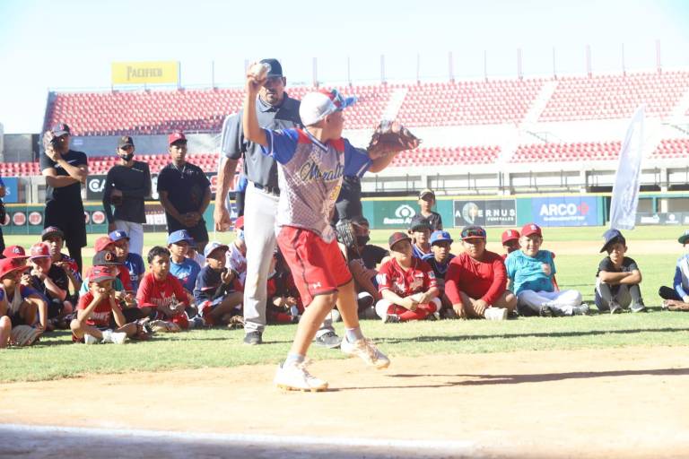 Juan José Pacho y ex peloteros profesionales imparten clínica de beisbol en el Teodoro Mariscal