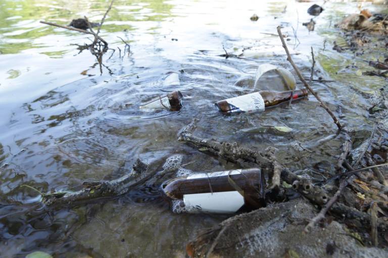 Pese a limpieza de colectivos, el Estero del Yugo vuelve a amanecer repleto de basura